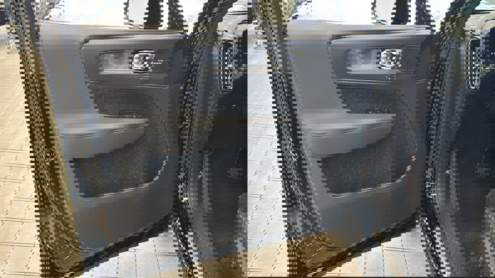 Used 2023 Volvo C40 P8 Recharge Ultimate image 21