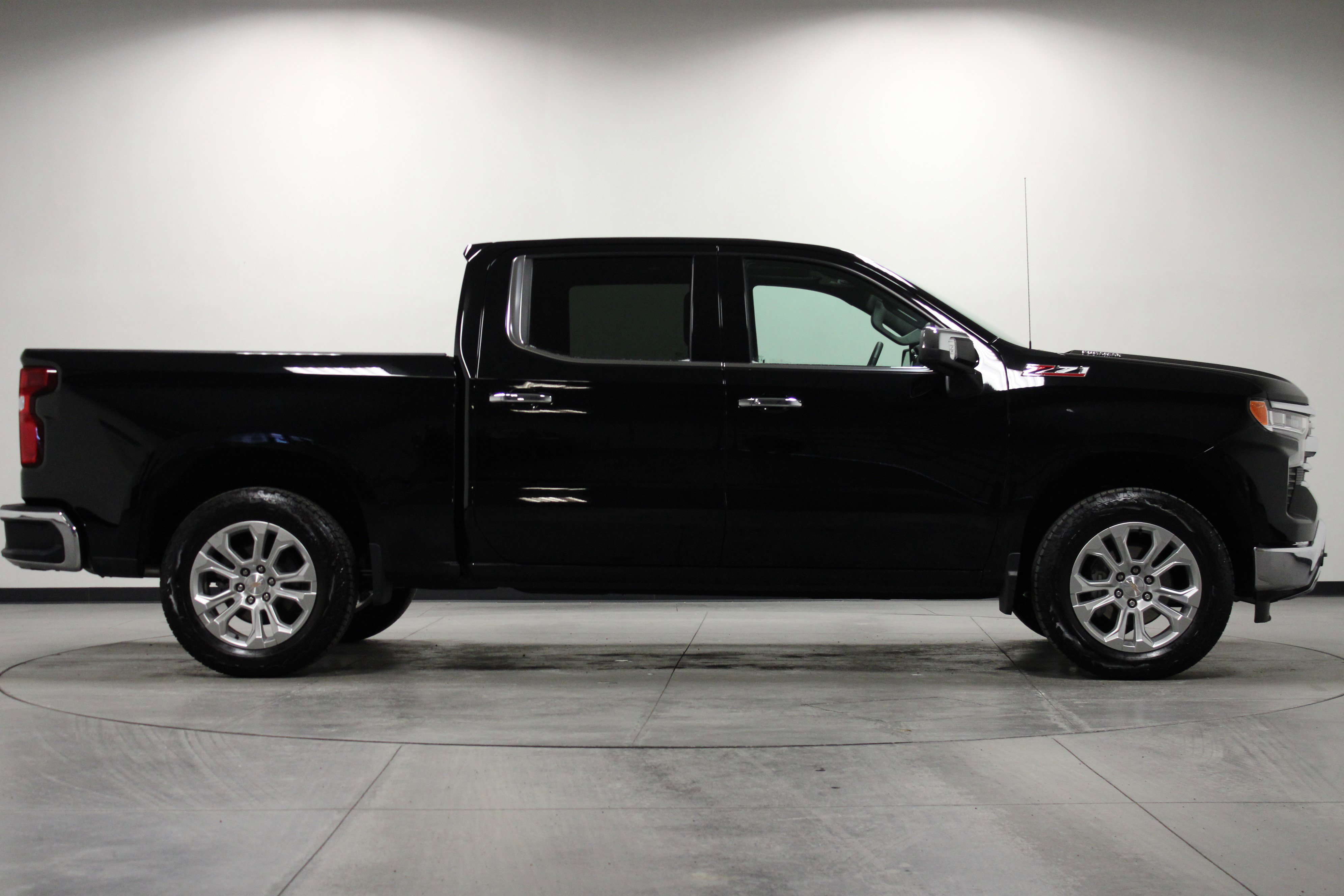 Used 2024 Chevrolet Silverado 1500 LTZ w/ LTZ Premium Package image 3