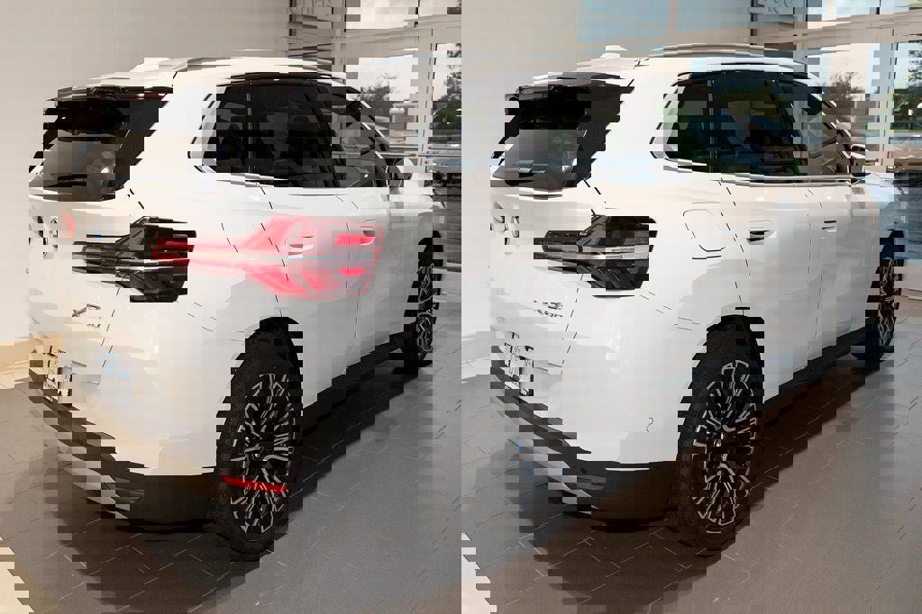 Used 2025 BMW X3 xDrive30i w/ Premium Package image 5