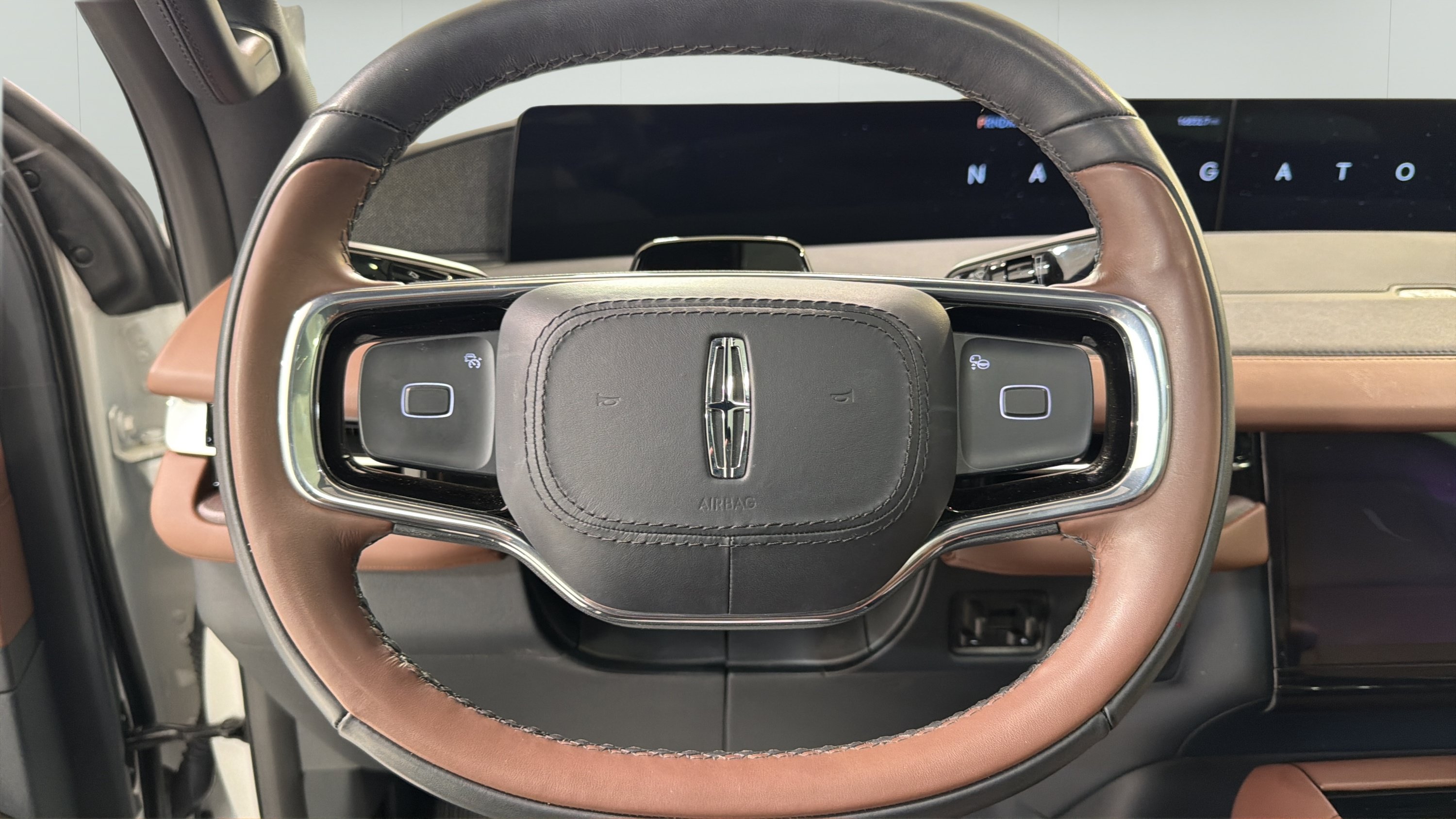 Used 2025 Lincoln Navigator L Reserve AWD/4WD image 12