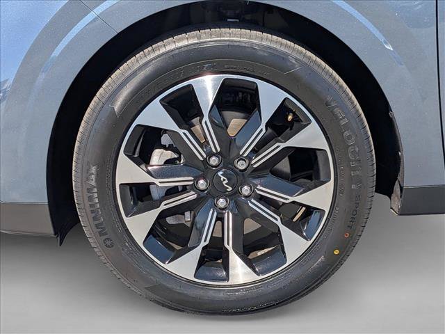 Used 2024 Kia Carnival EX FWD image 25