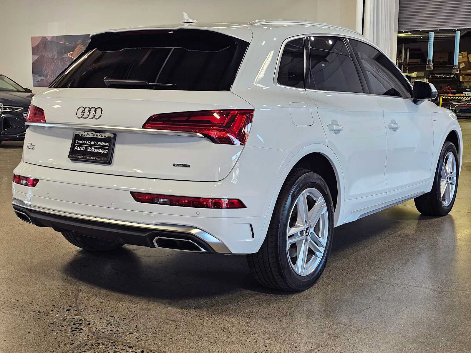 Used 2024 Audi Q5 e Premium w/ Convenience Package AWD/4WD image 3