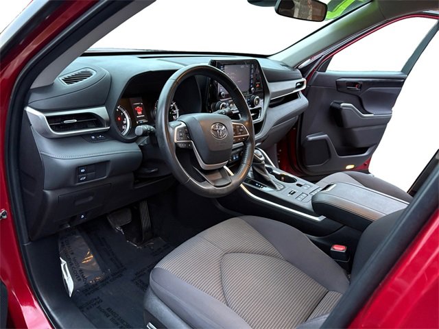 Used 2022 Toyota Highlander LE image 9