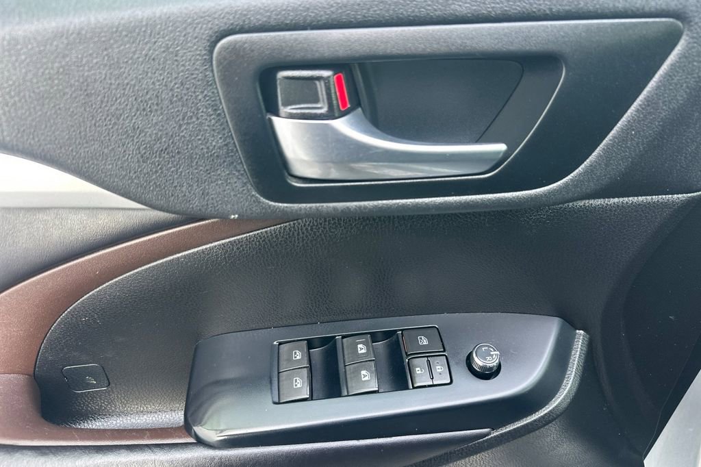 Used 2019 Toyota Highlander XLE AWD/4WD image 11