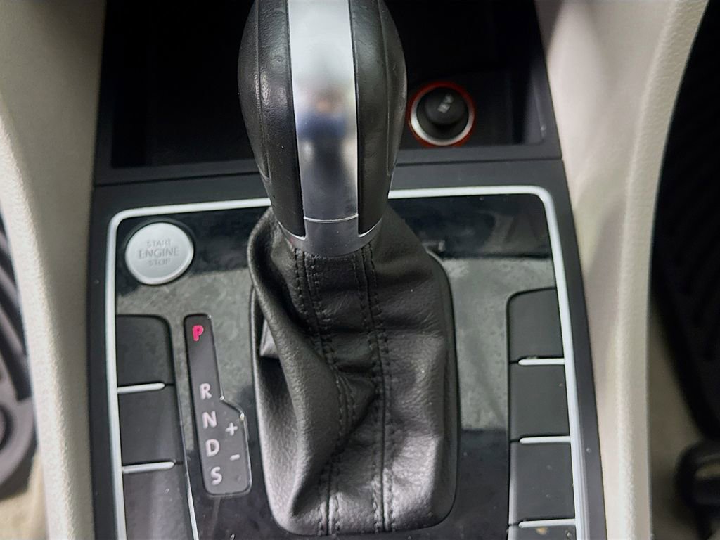 Used 2015 Volkswagen Passat 1.8T Limited Edition image 21