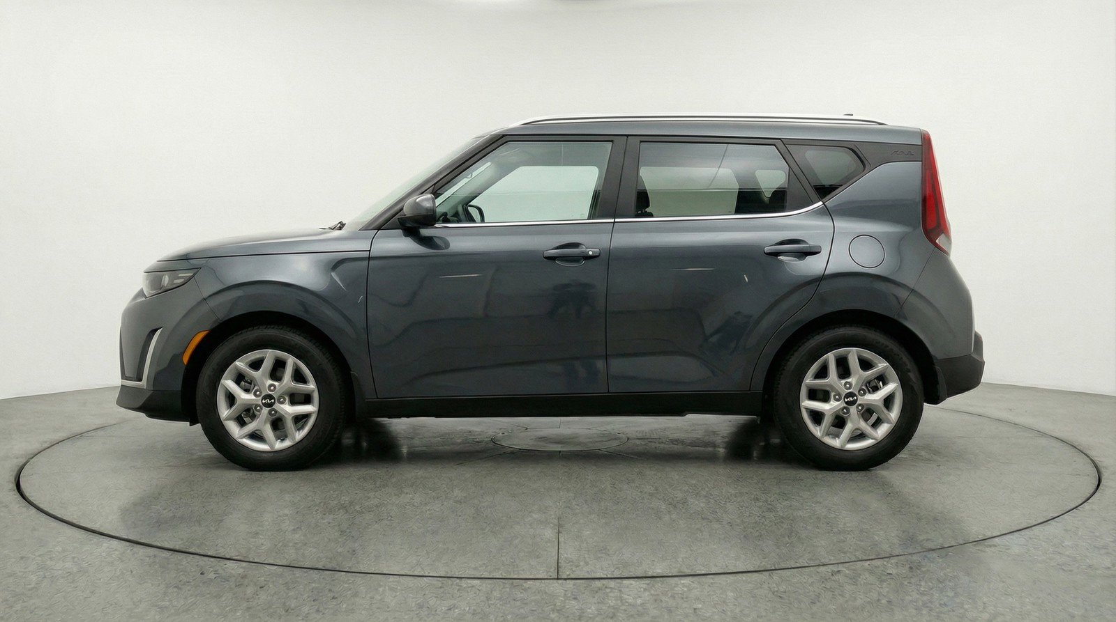 Used 2025 Kia Soul LX w/ LX Technology Package image 3
