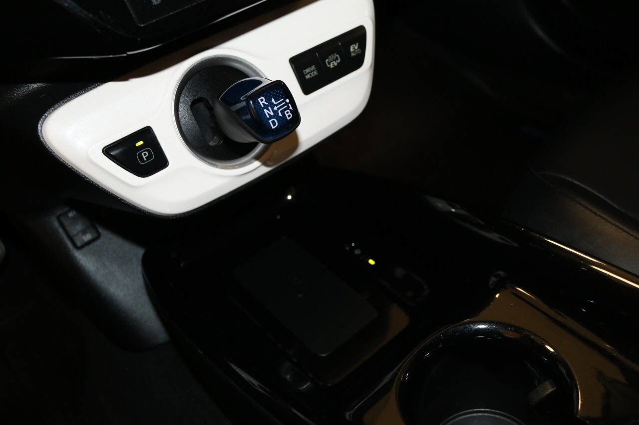 Used 2017 Toyota Prius Prime Advanced image 32