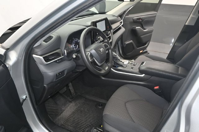 Used 2023 Toyota Highlander L FWD image 4