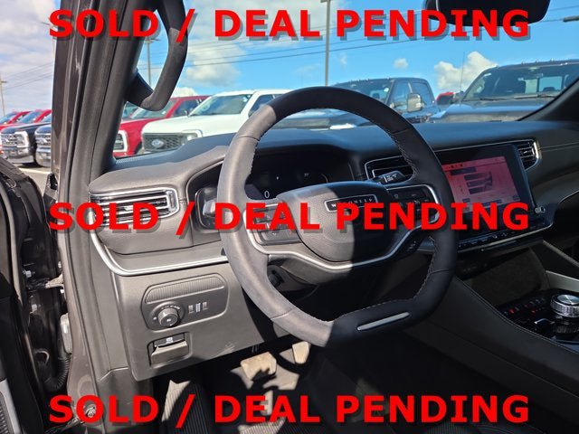 Used 2025 Jeep Wagoneer L Series II w/ Convenience Group I AWD/4WD image 8