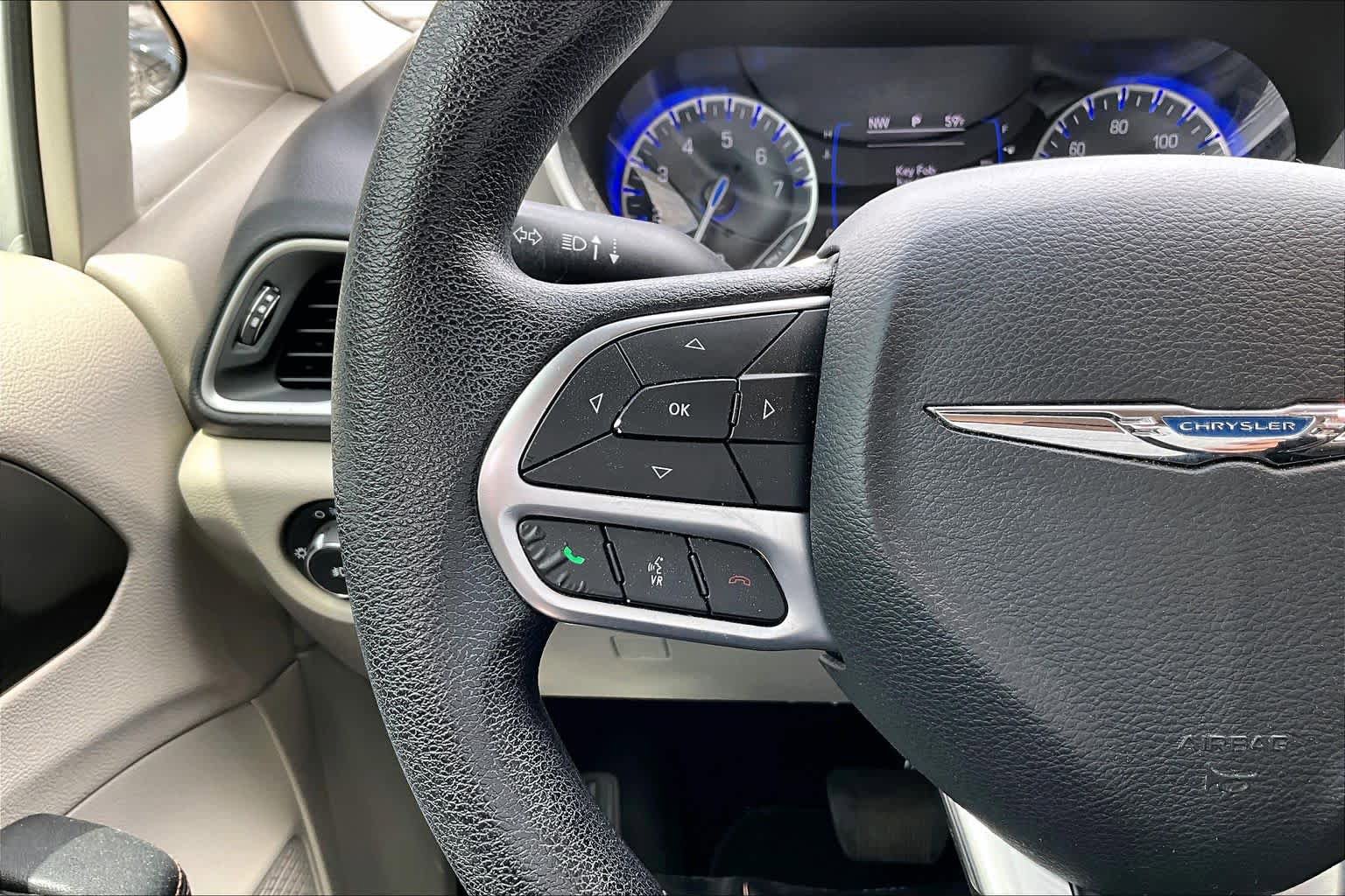 Used 2020 Chrysler Pacifica Touring FWD image 19