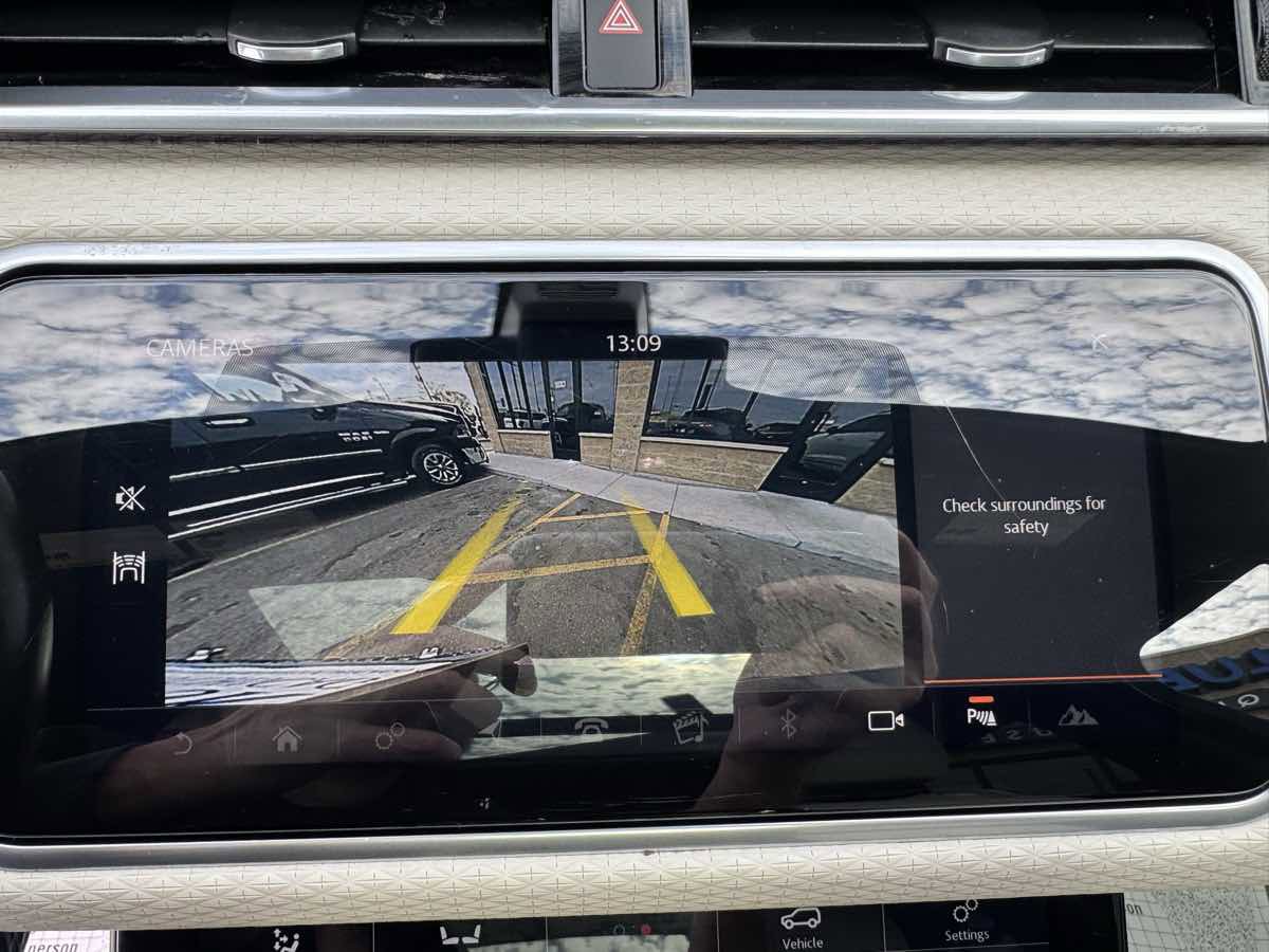 Used 2020 Land Rover Range Rover Velar R-Dynamic S image 19