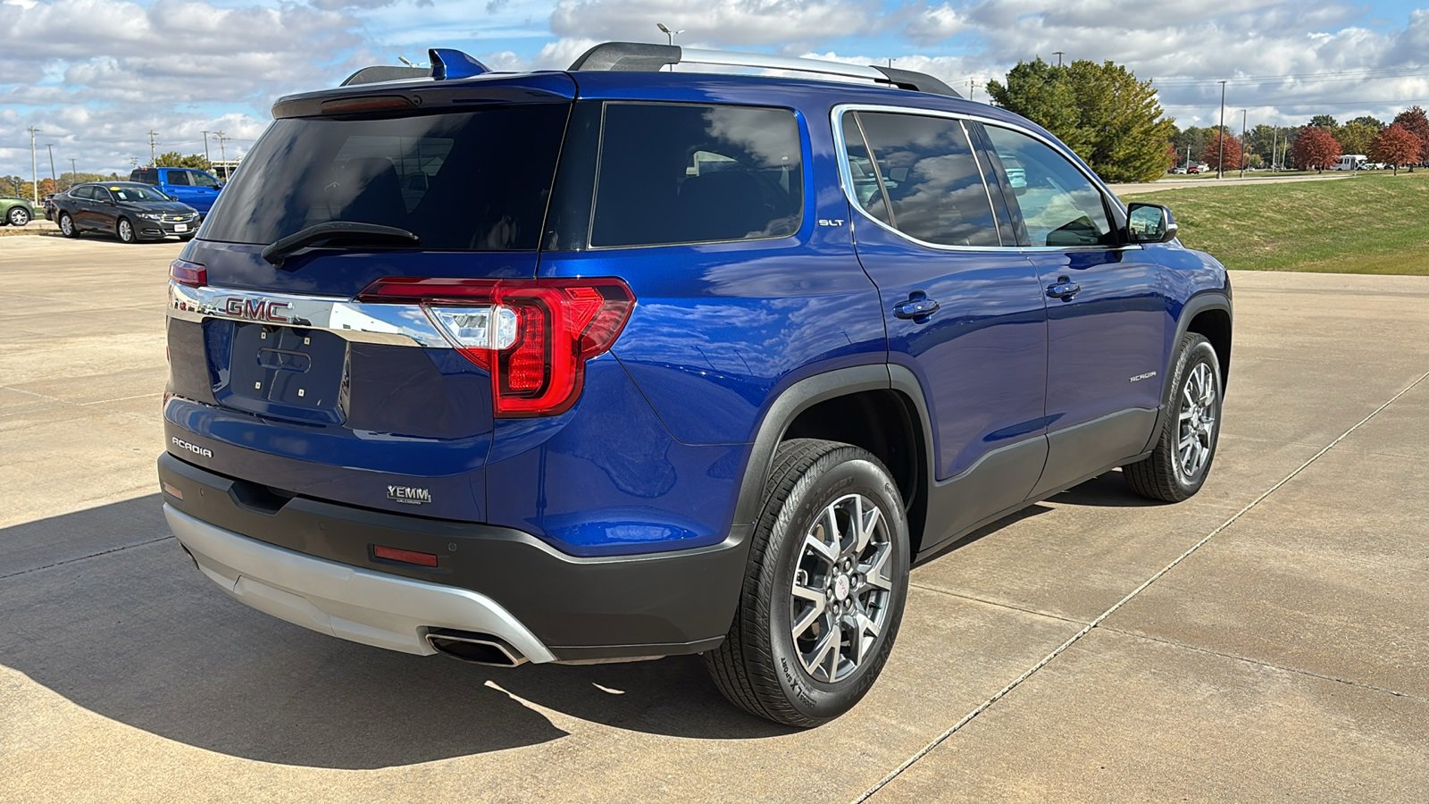 Used 2023 GMC Acadia SLT w/ Technology Package image 9