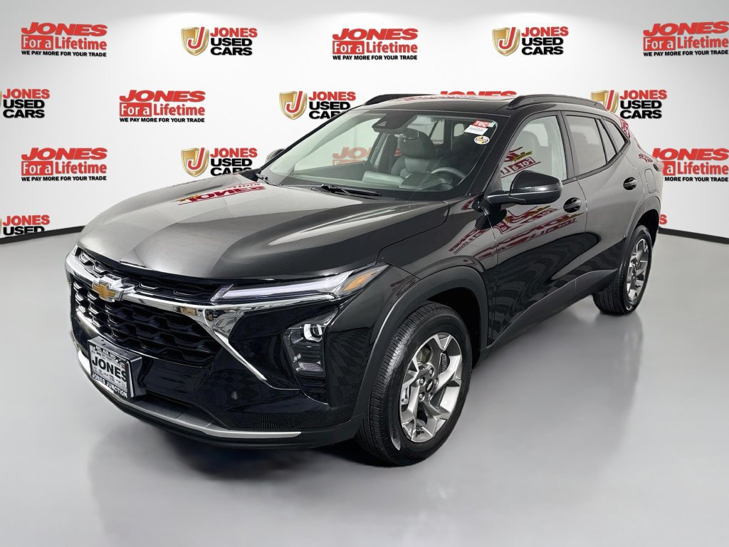 Used 2025 Chevrolet Trax LT w/ Sunroof Package FWD image 12