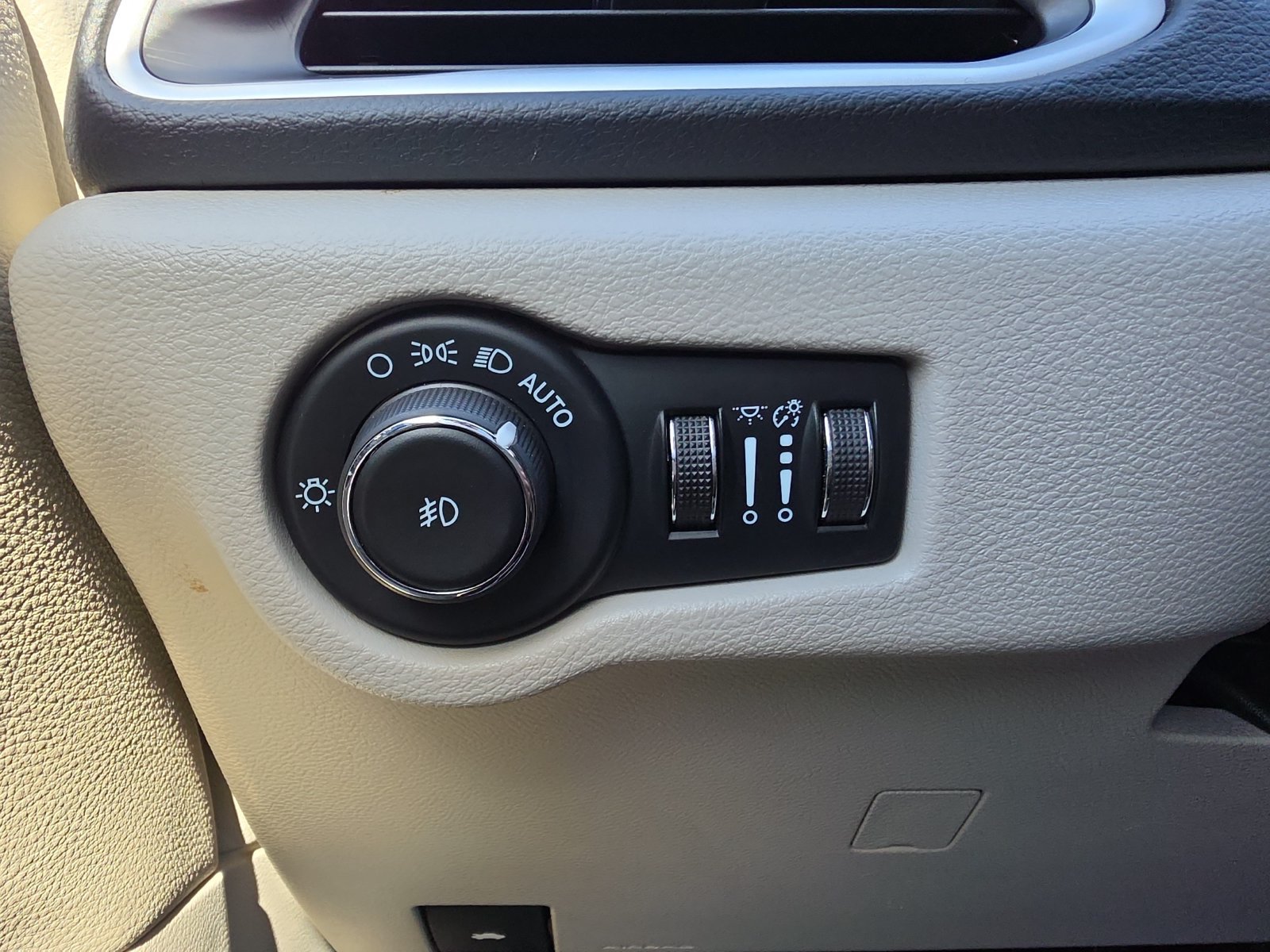 Used 2024 Chrysler Pacifica Touring-L FWD image 21