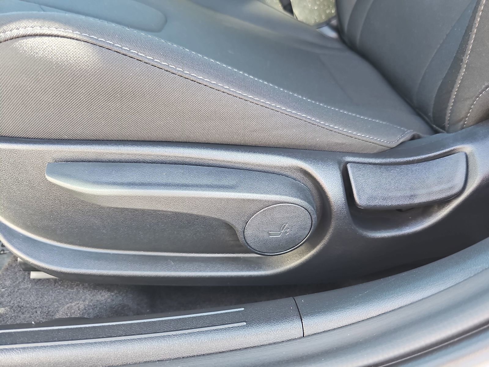 Certified 2025 Hyundai Elantra Sport image 32