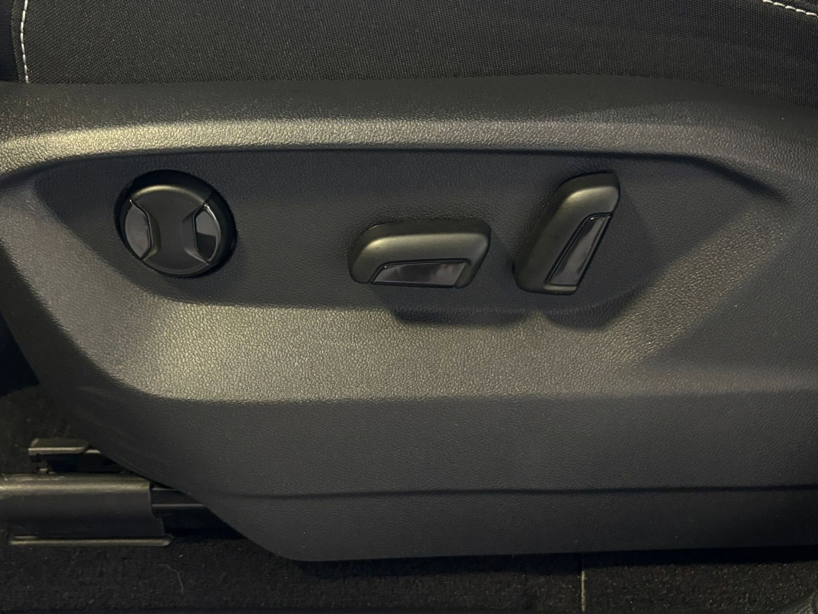 Used 2025 Volkswagen Atlas SE image 28