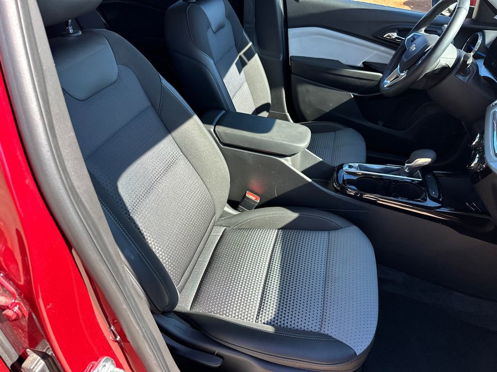 Used 2025 Chevrolet Trax LT w/ LT Convenience Package image 13