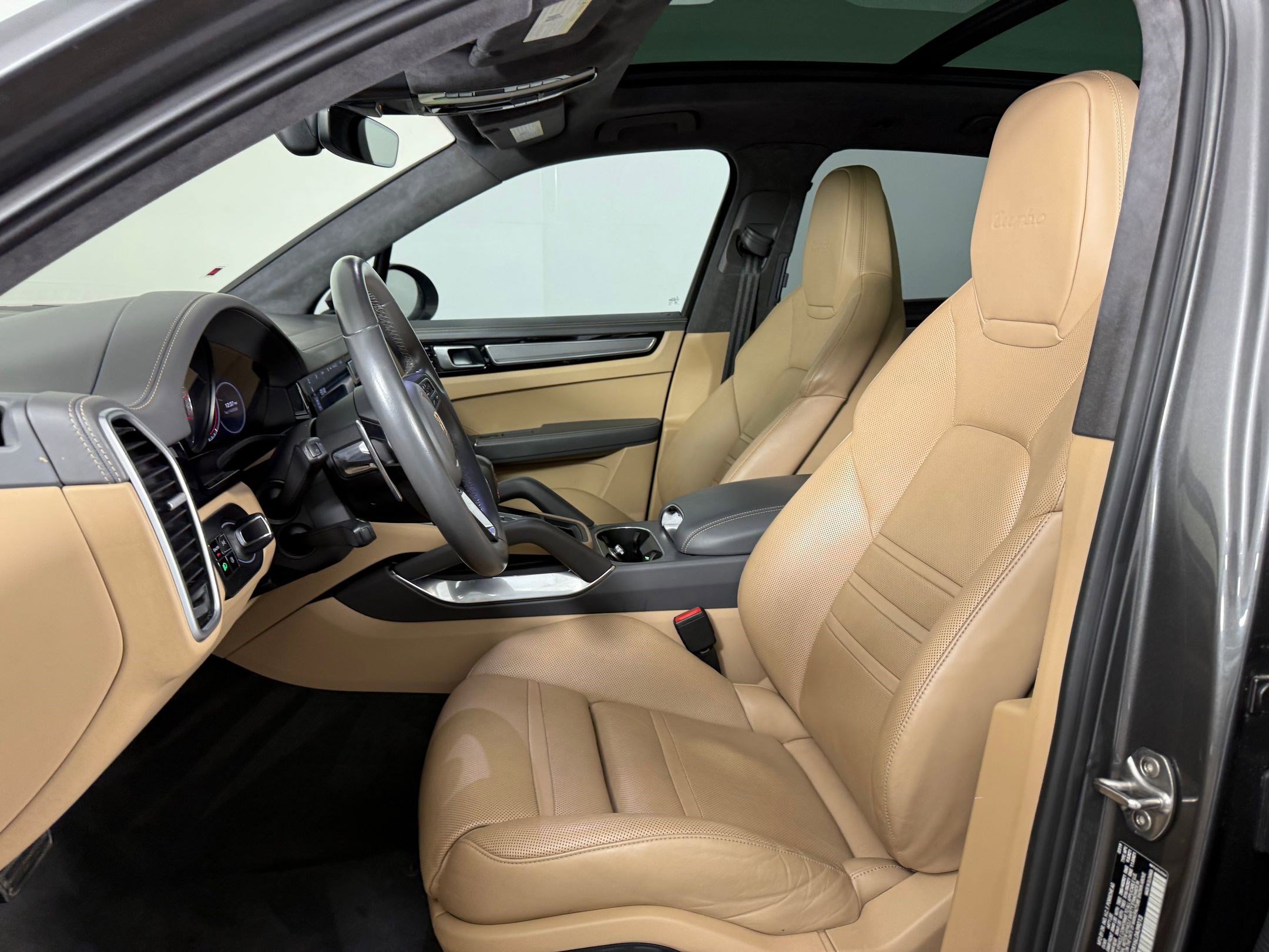 Used 2020 Porsche Cayenne Turbo image 5