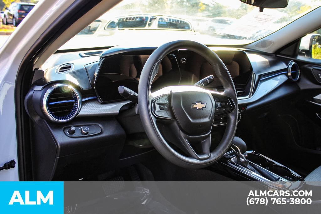 Used 2025 Chevrolet Trax LT FWD image 22