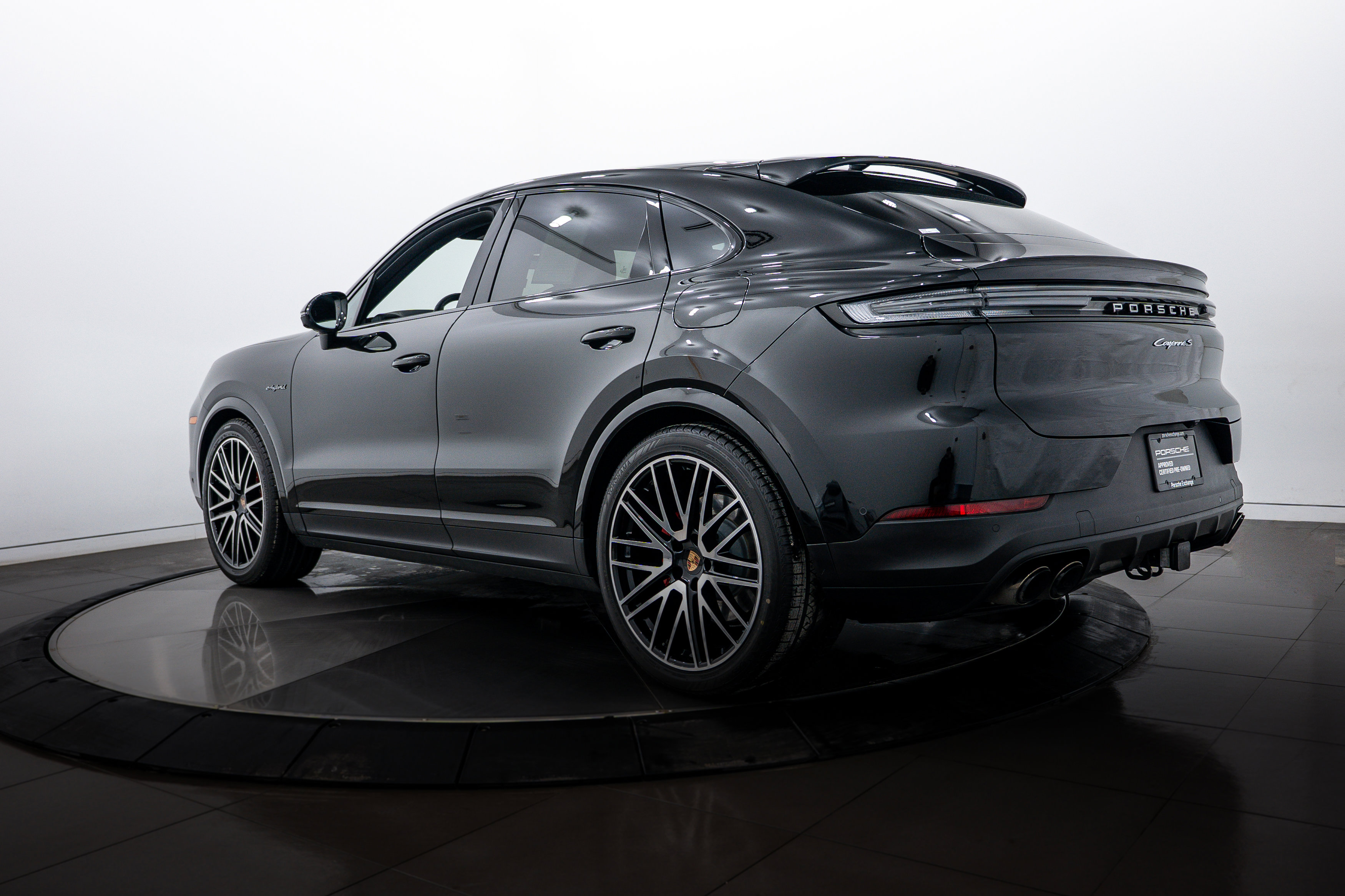 Certified 2025 Porsche Cayenne S image 3