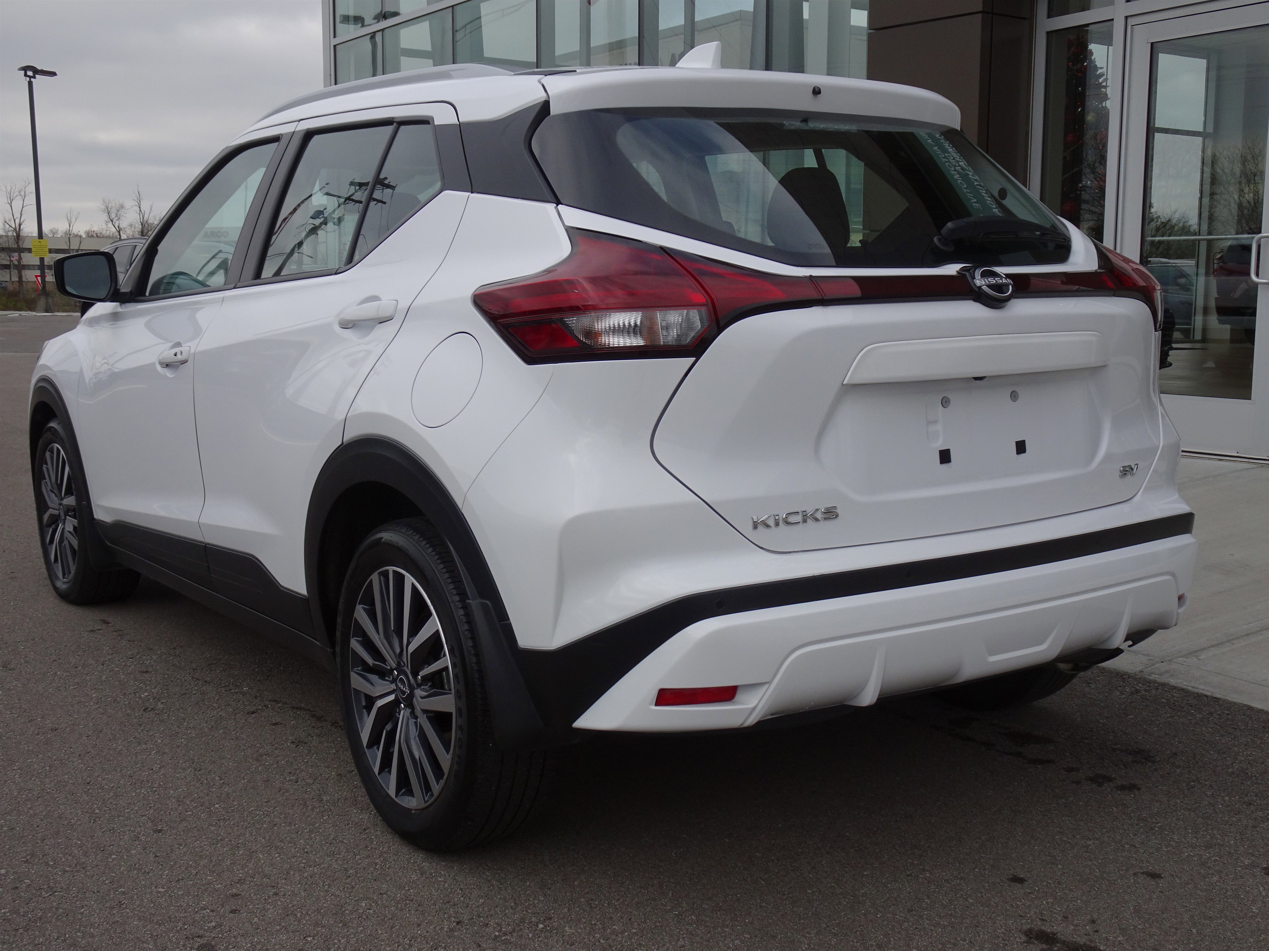 Used 2023 Nissan Kicks SV image 3