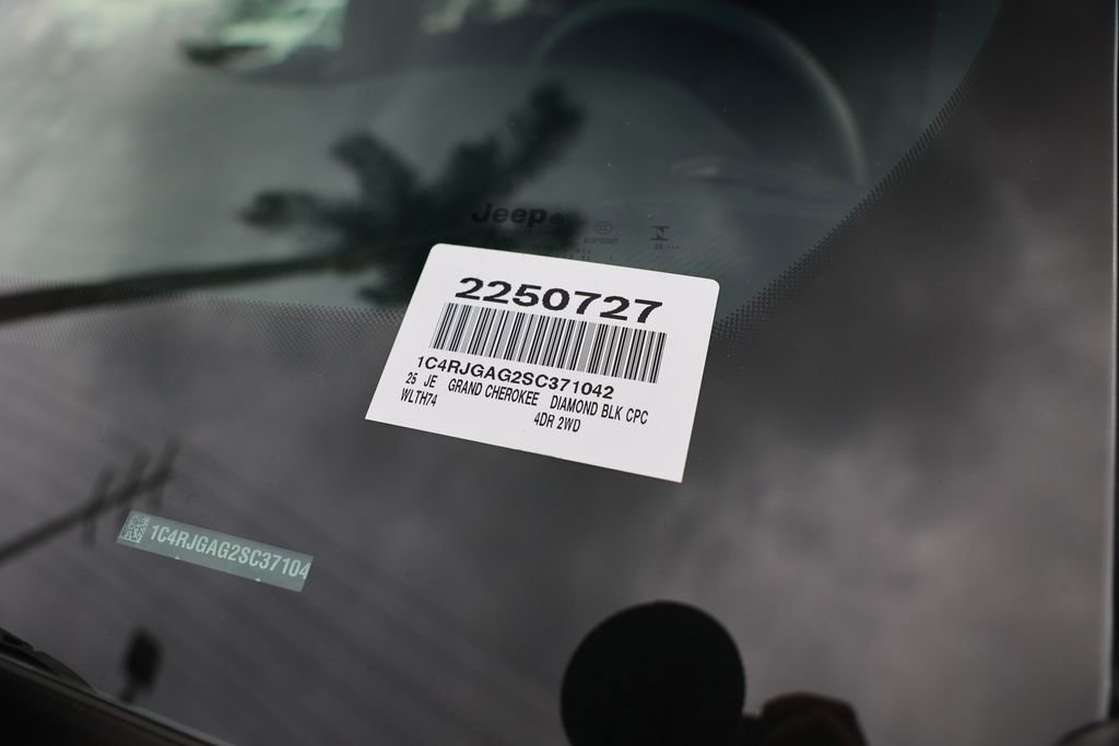 New 2025 Jeep Grand Cherokee Laredo image 33