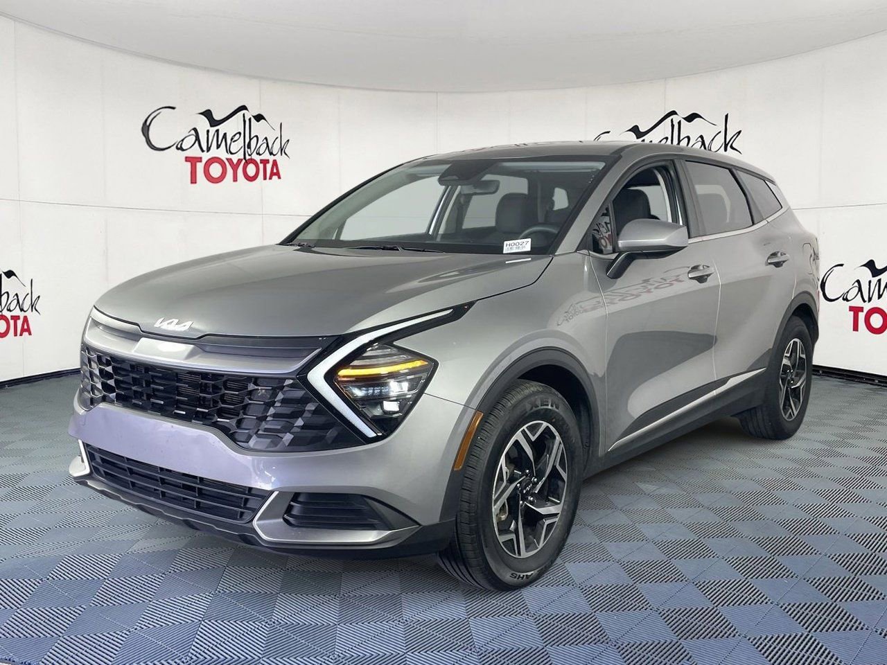 Used 2025 Kia Sportage LX image 2