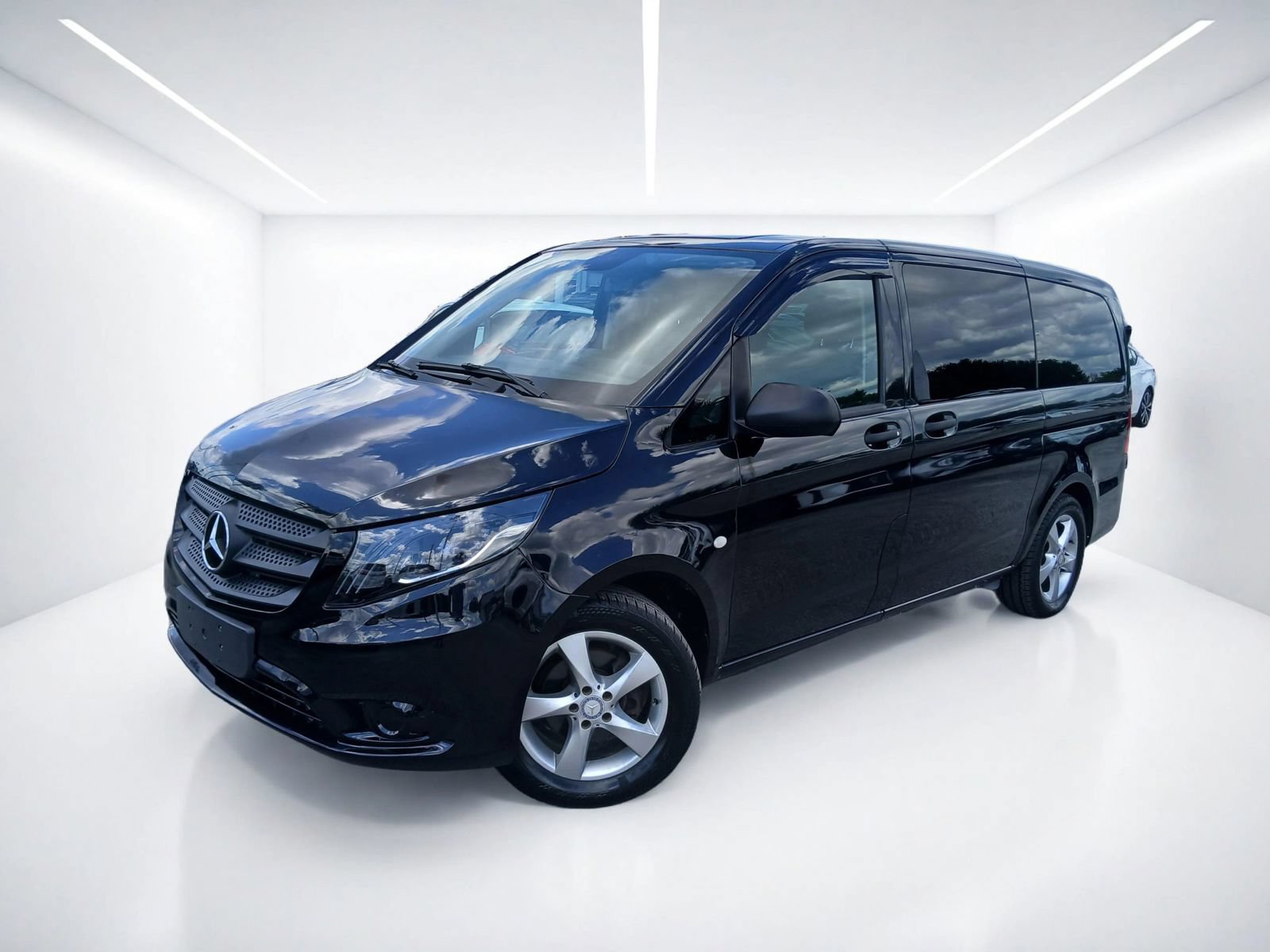 Used 2017 Mercedes-Benz Metris Passenger image 1