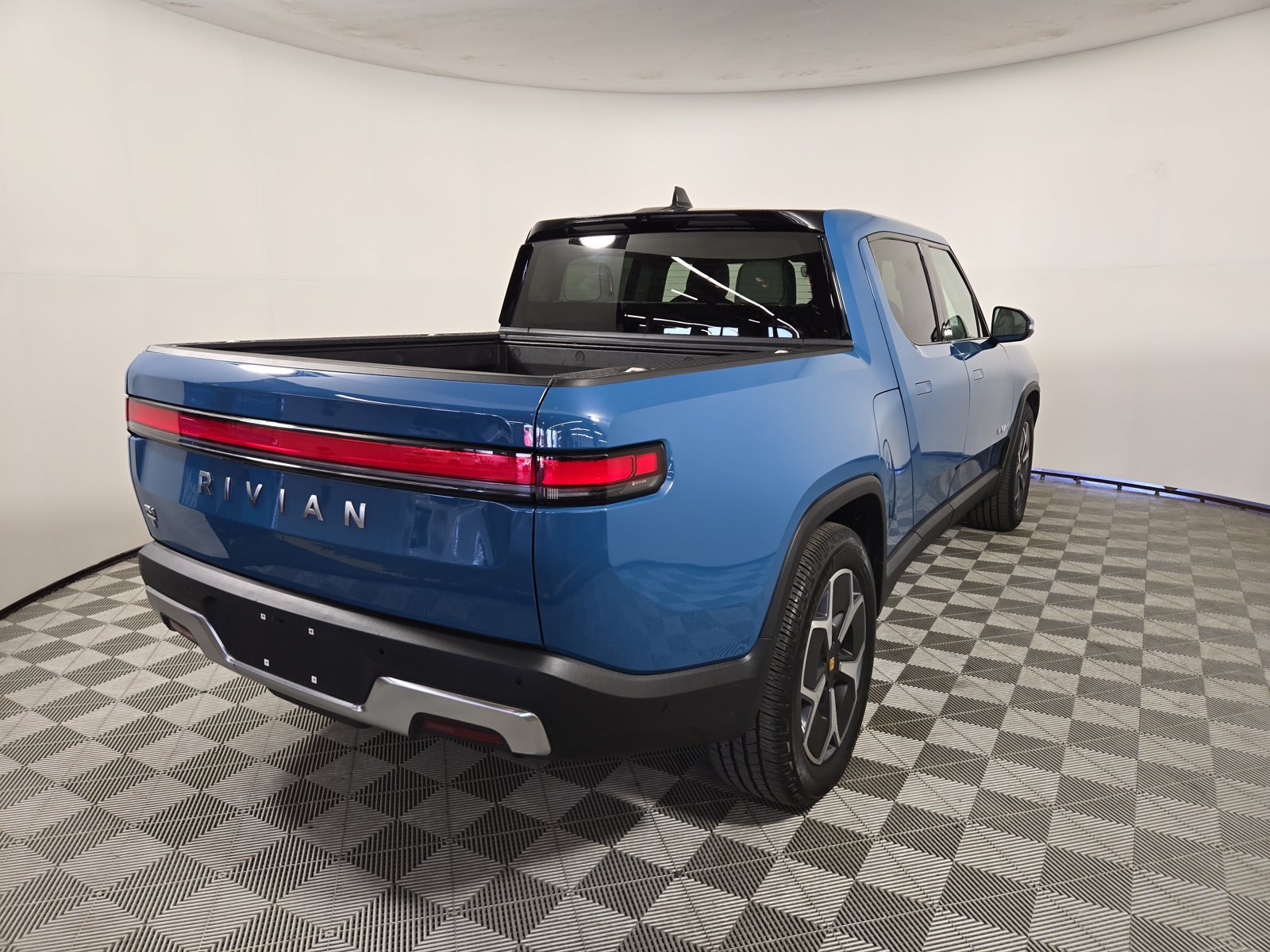 Used 2024 Rivian R1T Adventure Dual AWD/4WD image 5