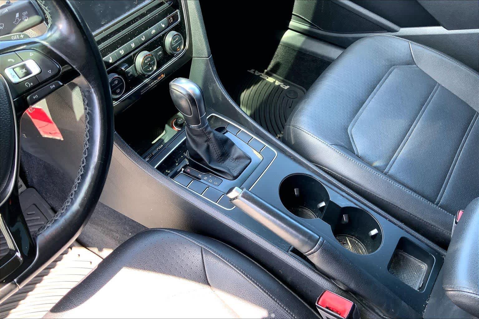Used 2018 Volkswagen Passat 2.0T R-Line w/ R-Line Lighting Package FWD image 16