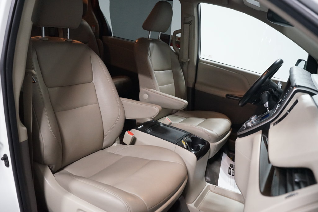 Certified 2020 Toyota Sienna XLE Premium FWD image 26
