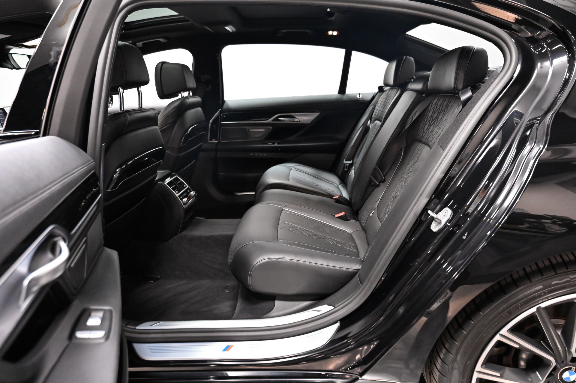 Used 2021 BMW 750i xDrive w/ Luxury Rear Seating Package AWD/4WD image 17