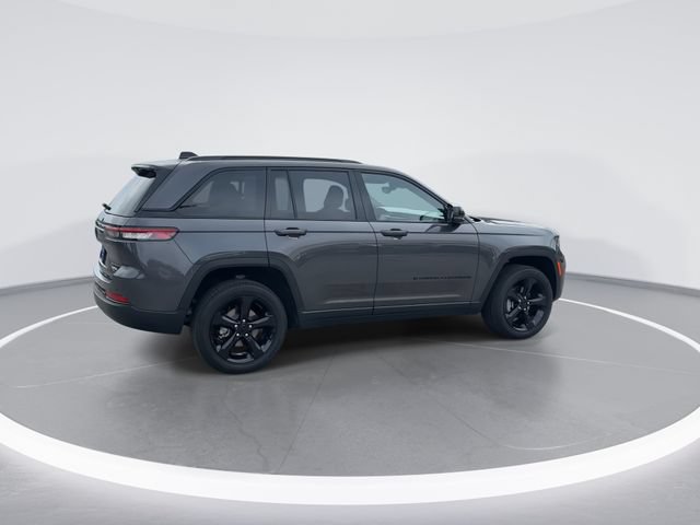 Used 2024 Jeep Grand Cherokee Laredo AWD/4WD image 7