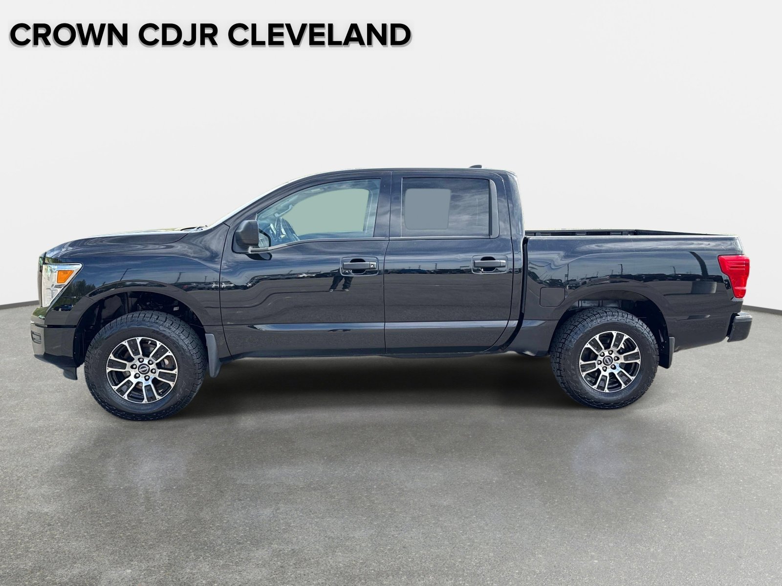 Used 2024 Nissan Titan SV AWD/4WD image 8