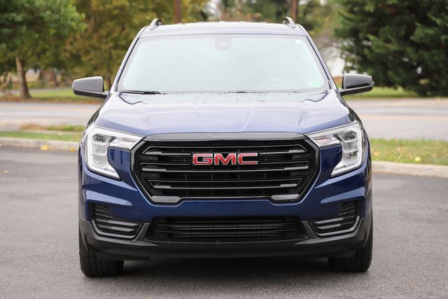 Used 2023 GMC Terrain SLE w/ Driver Convenience Package image 4