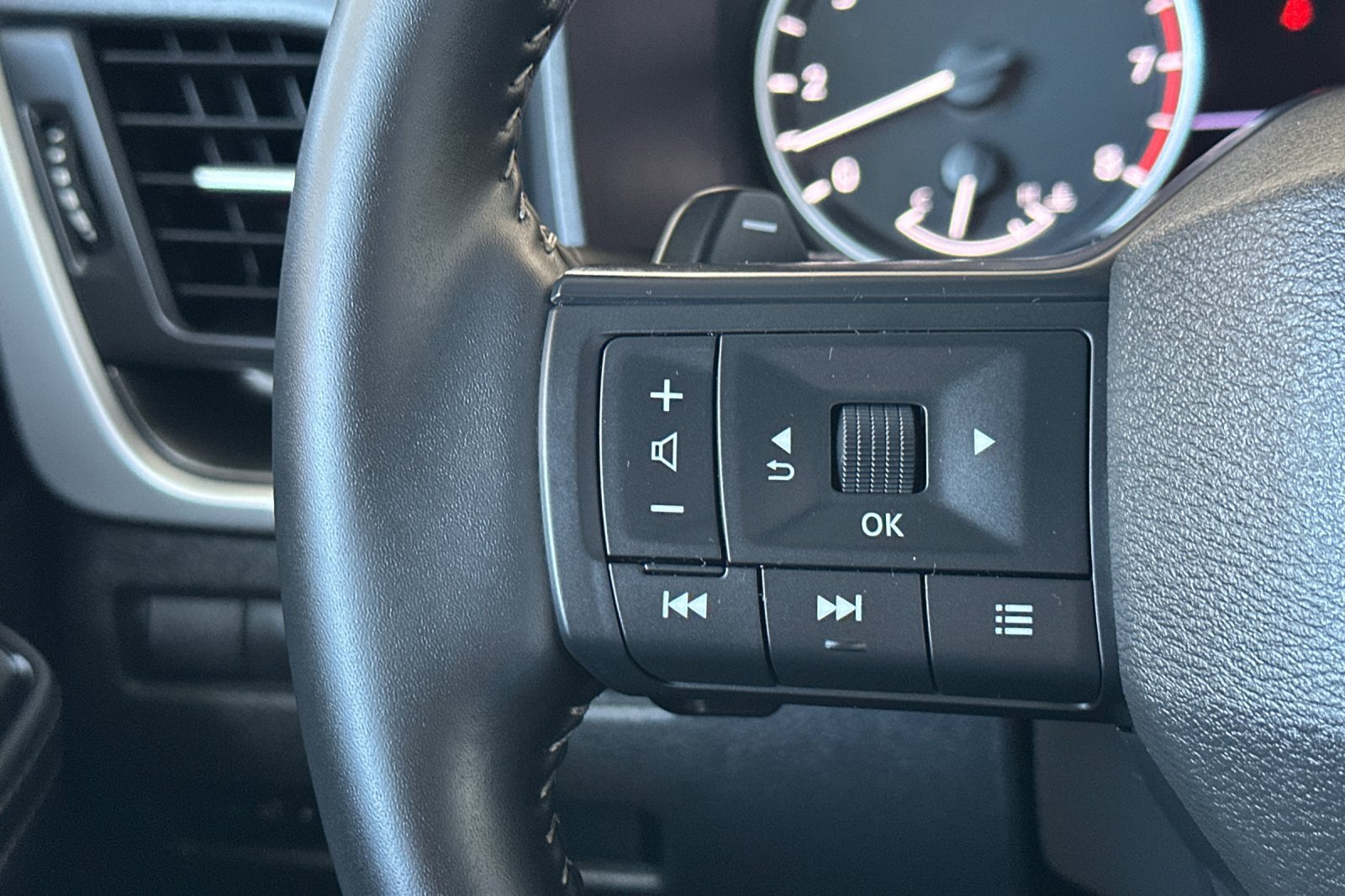 Used 2025 Nissan Rogue SV FWD image 31