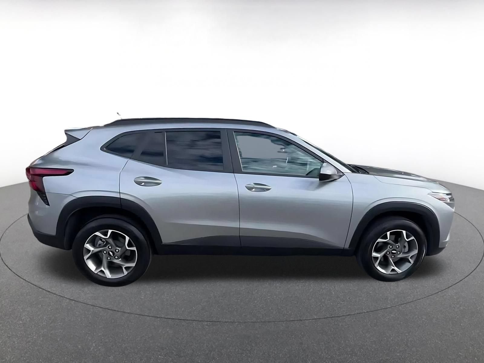 Used 2025 Chevrolet Trax LT w/ LT Convenience Package FWD image 16