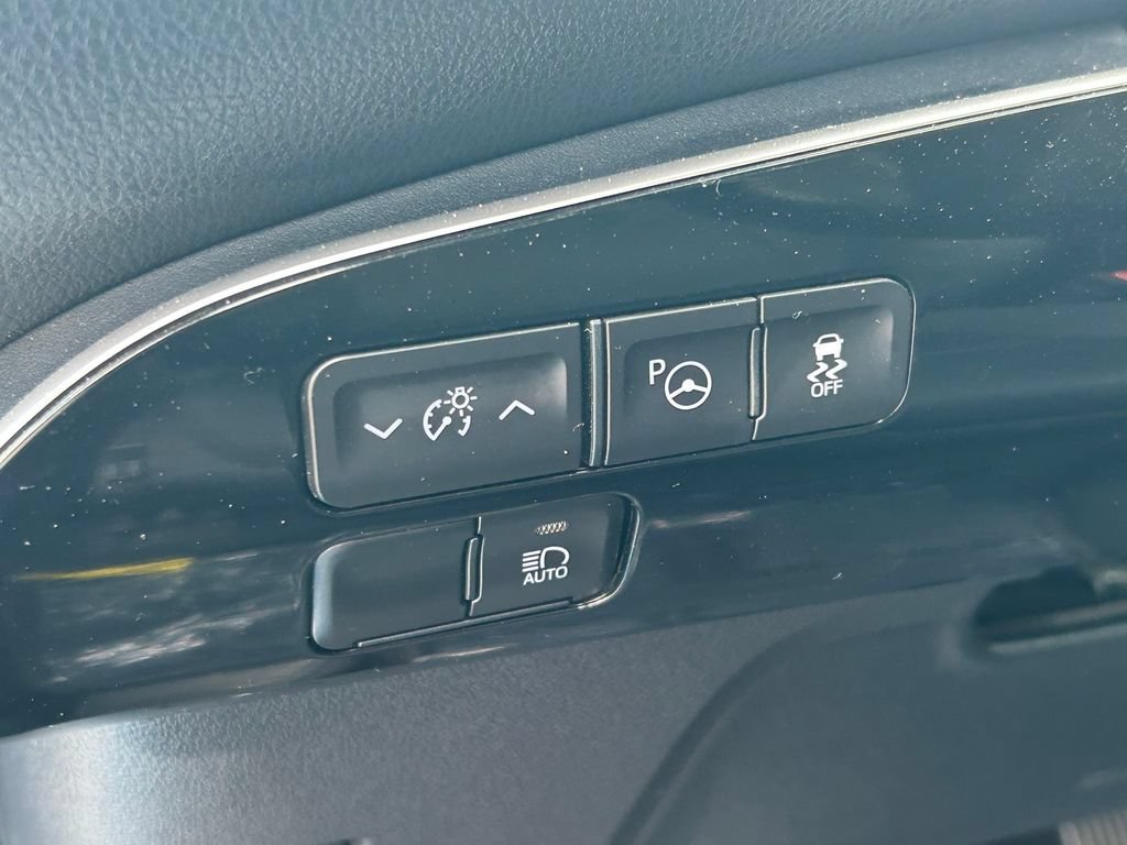 Certified 2021 Toyota Prius XLE FWD image 24