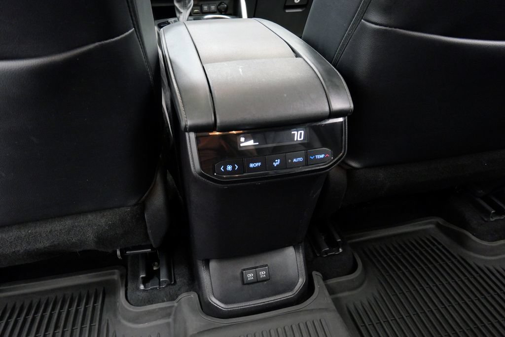 Used 2021 Toyota Highlander XLE AWD/4WD image 20