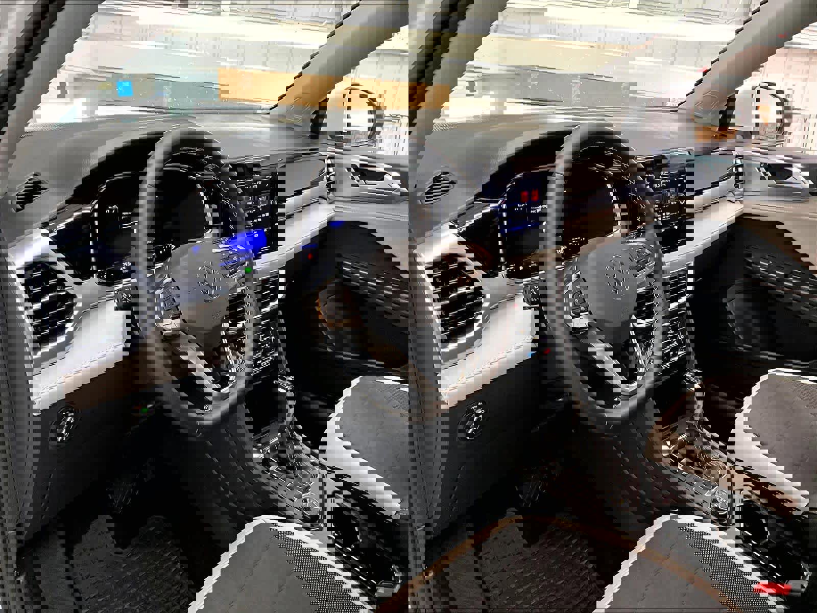 Certified 2025 Volkswagen Taos SE AWD/4WD image 16