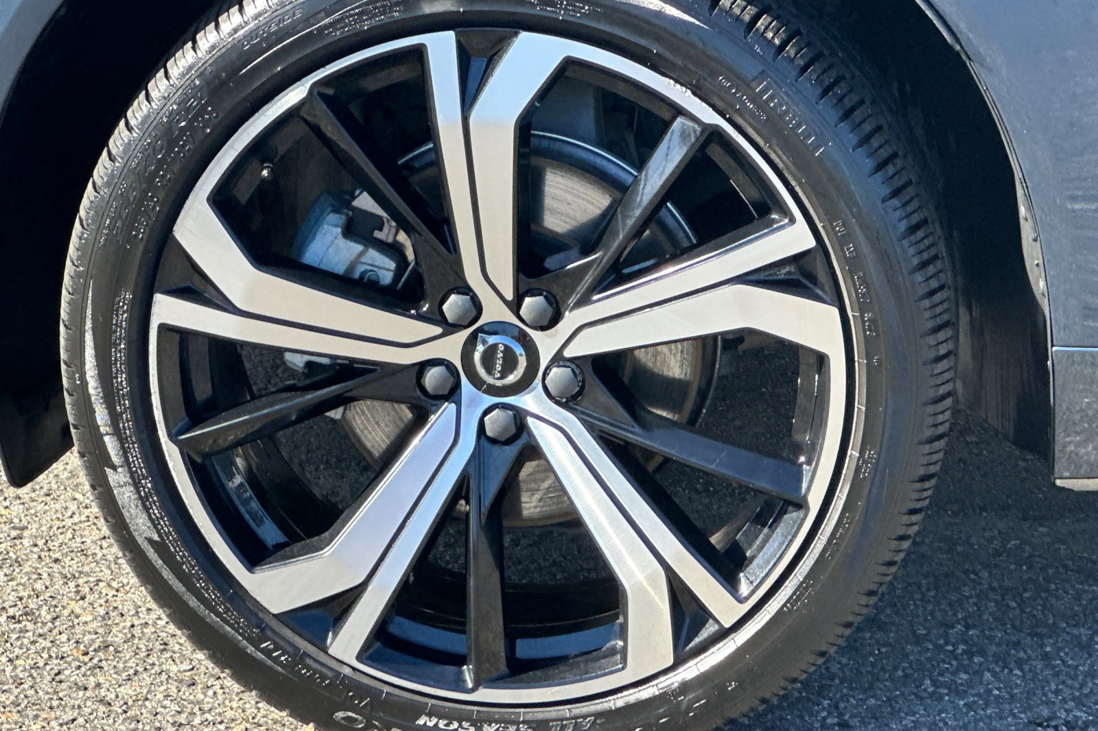 Certified 2023 Volvo XC60 B5 Ultimate w/ Protection Package Premier image 33