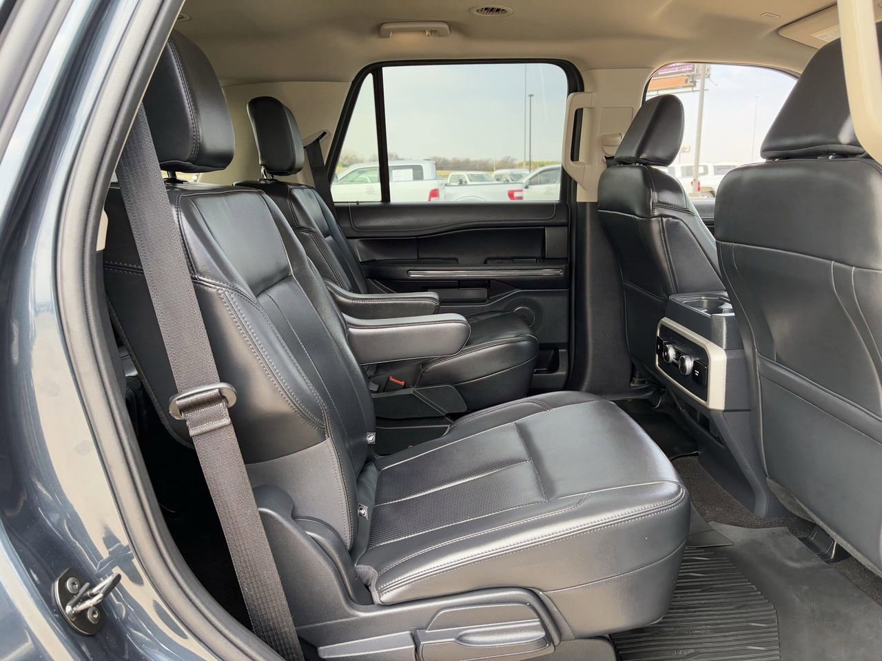 Used 2023 Ford Expedition XLT image 29