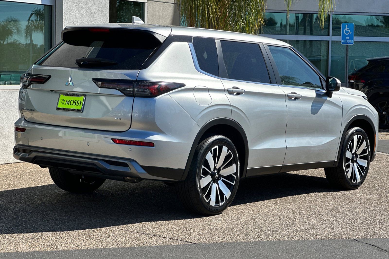 New 2025 Mitsubishi Outlander SE image 4