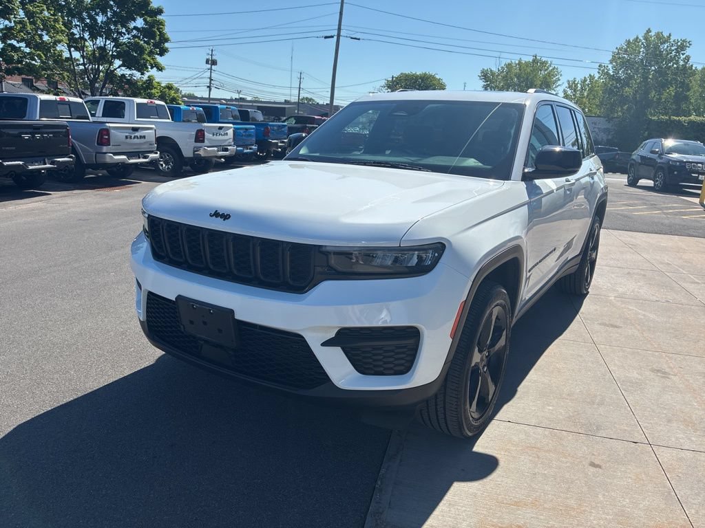Used 2023 Jeep Grand Cherokee Altitude AWD/4WD image 7