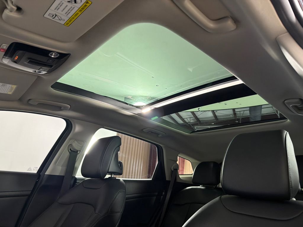 Used 2025 Kia Sportage SX image 2