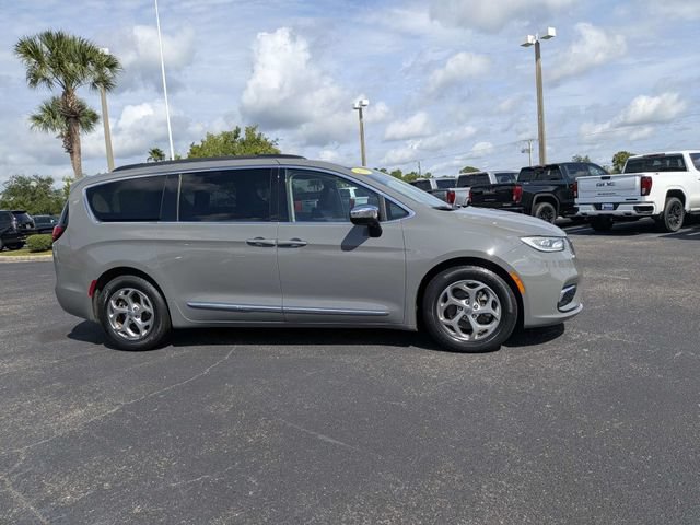 Used 2023 Chrysler Pacifica Limited FWD image 2