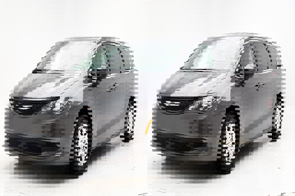 Used 2023 Chrysler Voyager LX image 2