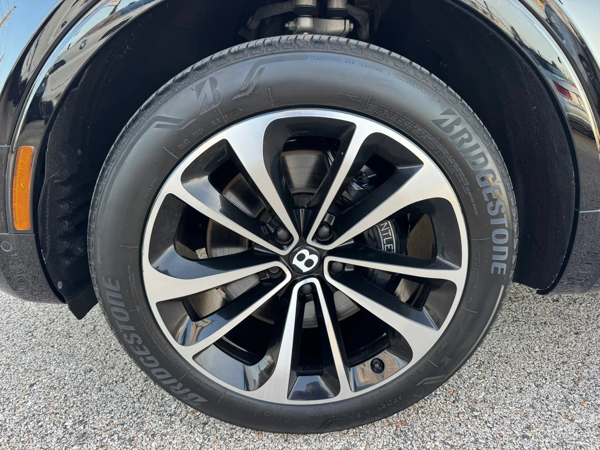 Used 2018 Bentley Bentayga AWD/4WD image 14