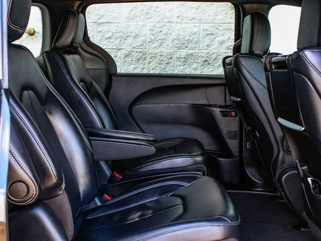 Used 2022 Chrysler Pacifica Touring-L w/ Uconnect Theater Family Group image 38