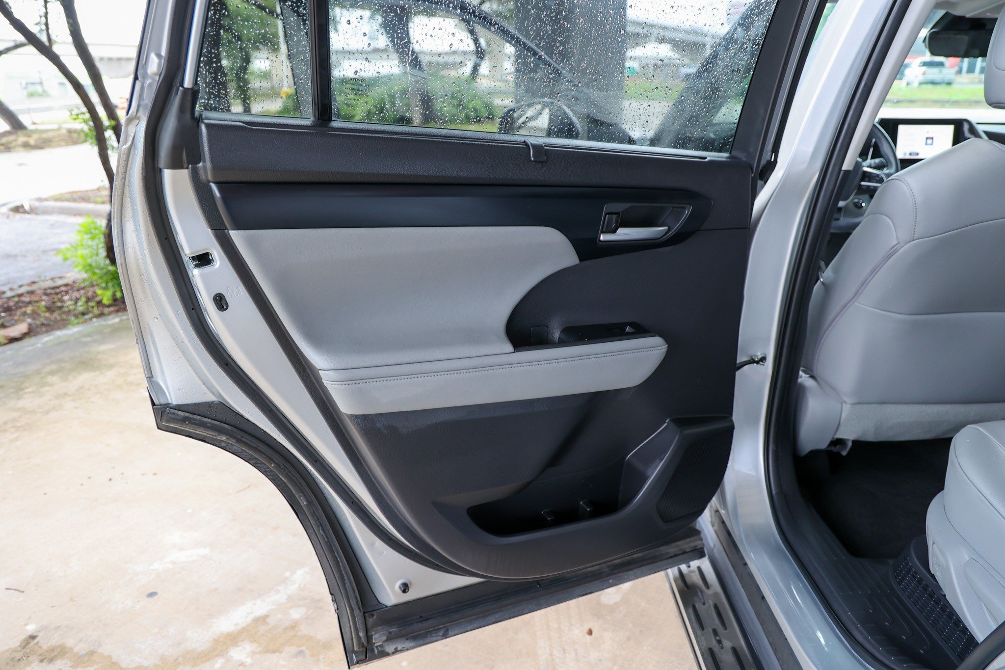 Used 2023 Toyota Highlander XLE FWD image 35
